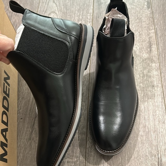 New in box black Steve Madden Chelsea boots 8 - Picture 4 of 6